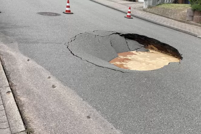 Im Bereich des Wasserrohrbruchs in der Straße Am Zimmerberg wurde die Fahrbahn unterspült, die Asphaltdecke sackte um einen Mete