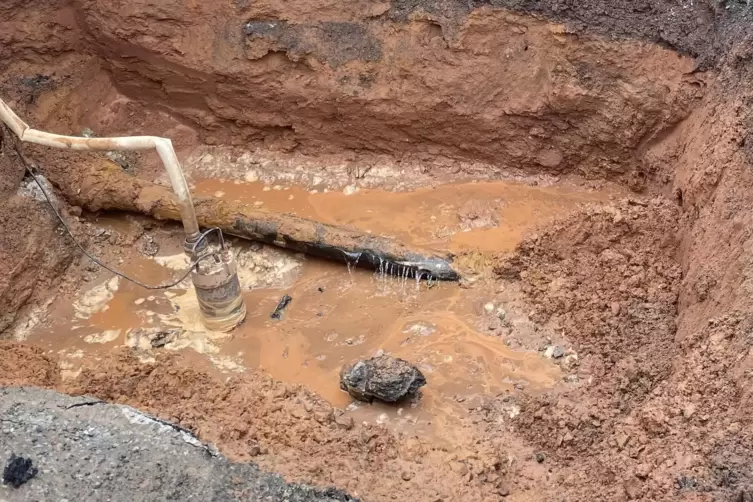 Das Wasserrohr war geborsten, auf einer L&auml;nge von einem halben Meter trat Wasser aus.