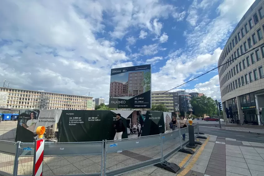 Baustelle am »Loch«: Am Berliner Platz wirbt ein großes Plakat für die »Palatineo«-Pläne.