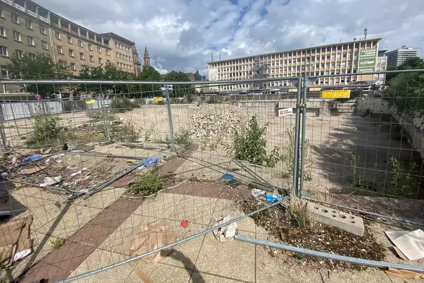 Elf Jahre nach dem Abriss der »Totenschachtel« entstellt eine hässliche Baugrube immer noch den Berliner Platz.