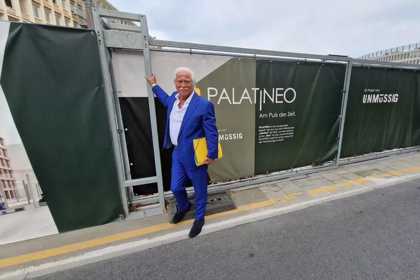 Investor Hans-Peter Unmüßig am Bauzaun der »Palatineo«-Baustelle.