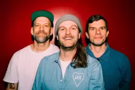 Über Fußball singen sie nicht mehr: Florian „Flo“ Weber, Peter S. Brugger und Rüdiger „Rüde“ Linhof (von links) sind seit 30 Jah