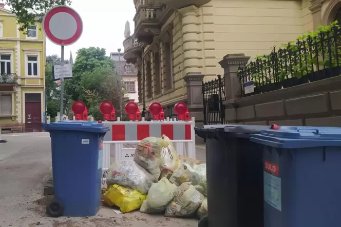 Sammelplatz für Mülltonnen in der Luisenstraße/Ecke Amalienstraße. Anwohner klagen darüber, dass Unbekannte Unrat und Sperrmüll