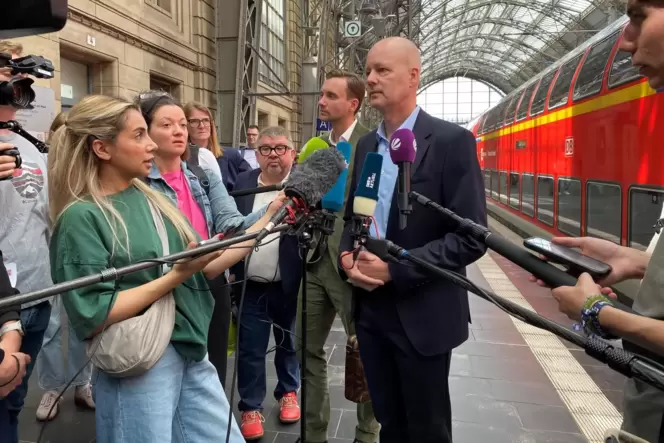 Auf dem Frankfurter Hauptbahnhof erklärt Harmen von Zijderveld, der für die DB Regio zuständig ist, wie der Konzern die Sicherhe