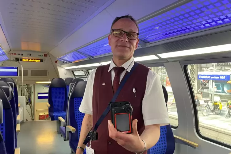 Peter Denig schult seine Kollegen im Umgang mit der Bodycam. 