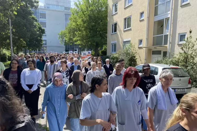 Protestzug vom Klinikum zum Alwin-Mittasch-Park. 