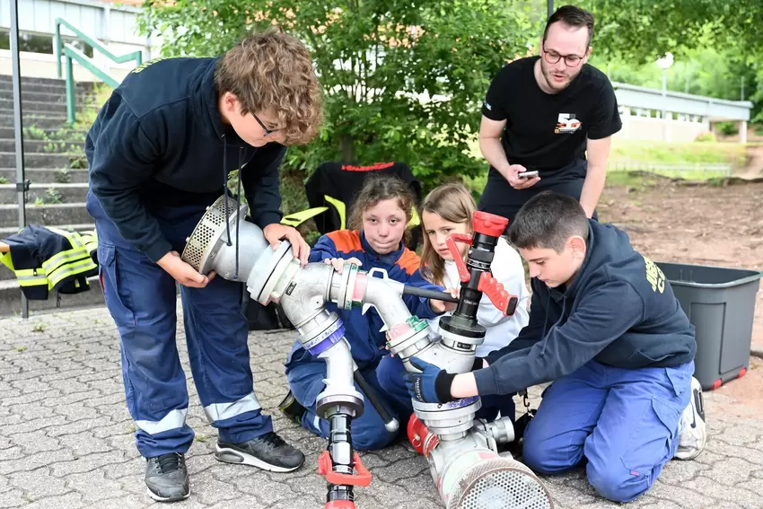 Die »Armaturen-Challenge«, eine von zwölf Stationen bei der Dorfrallye am Samstag (von links): Die Jugendfeuerwehr Contwig mit L