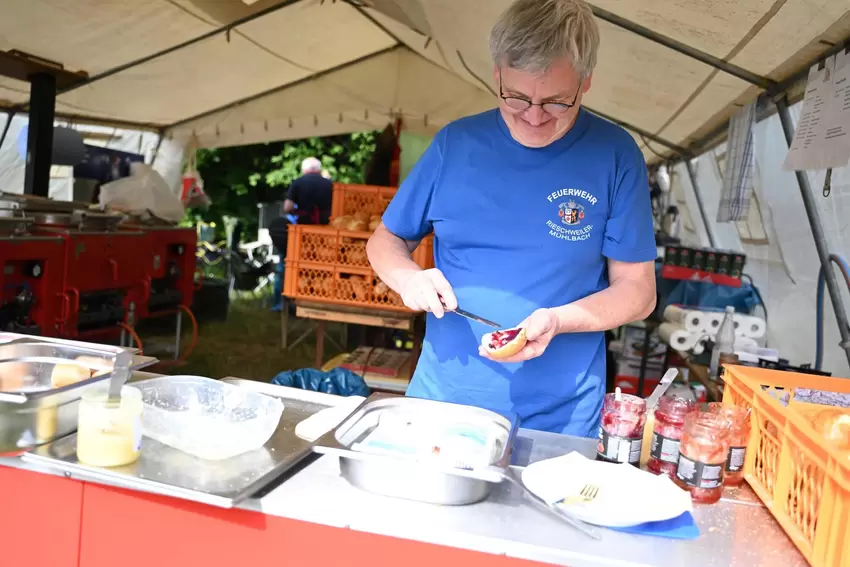 Harald Borne von der Rieschweilerer Wehr sorgt mit seinem Team dafür, dass die Teilnehmer nicht hungern müssen.