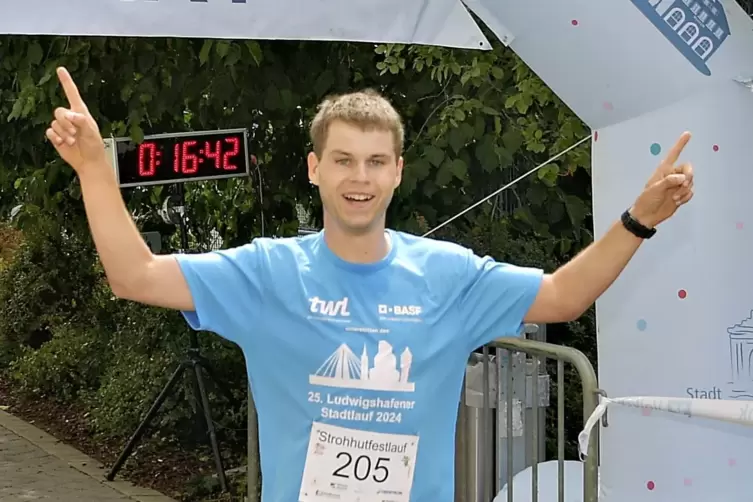 Cedric Sikorski war als erster Starter des Hauptlaufs im Ziel. 