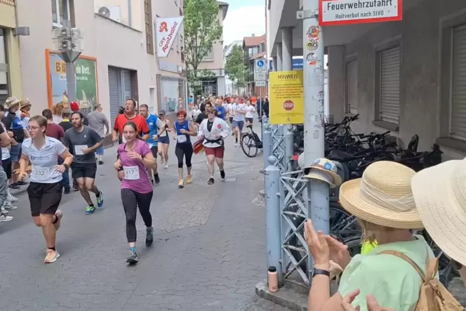 Da waren die beiden Strohhüte noch da: Sie sind rechts im Bild in der Karolinenstraße gegenüber dem Hotel Central an den Pfosten