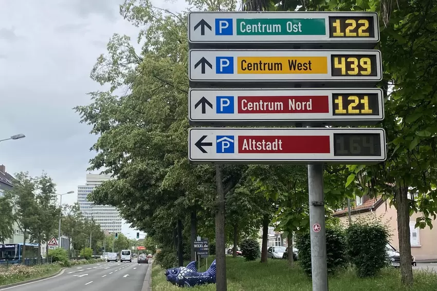 Nicht mehr zeitgemäß: das Parkleitsystem. Es ist über 25 Jahre alt und weist nur auf Parkzonen hin.