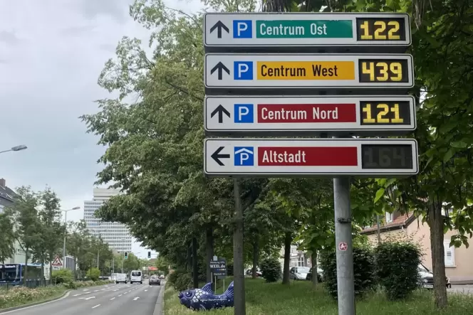 Nicht mehr zeitgemäß: das Parkleitsystem. Es ist über 25 Jahre alt und weist nur auf Parkzonen hin. Nicht mehr zeitgemäß: das Parkleitsystem. Es ist über 25 Jahre alt und weist nur auf Parkzonen hin.