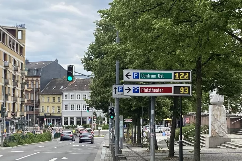 Anzeigetafeln vorm Pfalztheater.