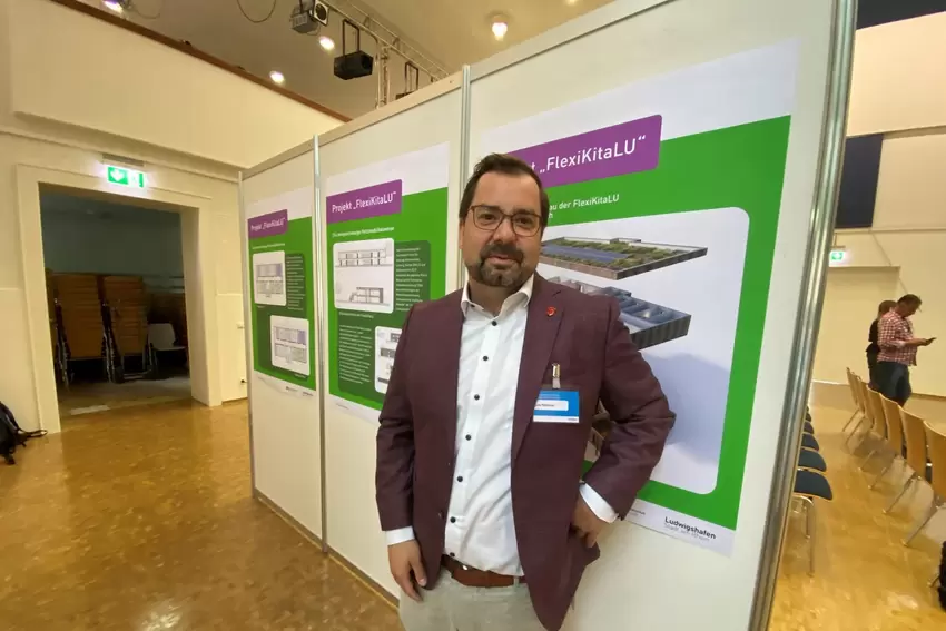 Dezernent Lars Pletscher (CDU) beim Infomarkt im Max-Planck-Gymnasium.