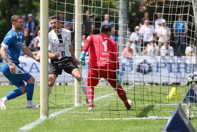 Der Anfang vom Pirmasenser Untergang am Main: Der Eddersheimer Maximilian Thomasberger drückt den Ball zum 1:1 ins Netz, FKP-Kap