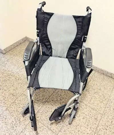 Breite 62 cm, Tiefe 93 cm, Sitzfläche 45x42 cm, fest montierte Armlehnen, auch als Reise-Rollstuhl verwendbar, Gewicht 8,7 kg, N