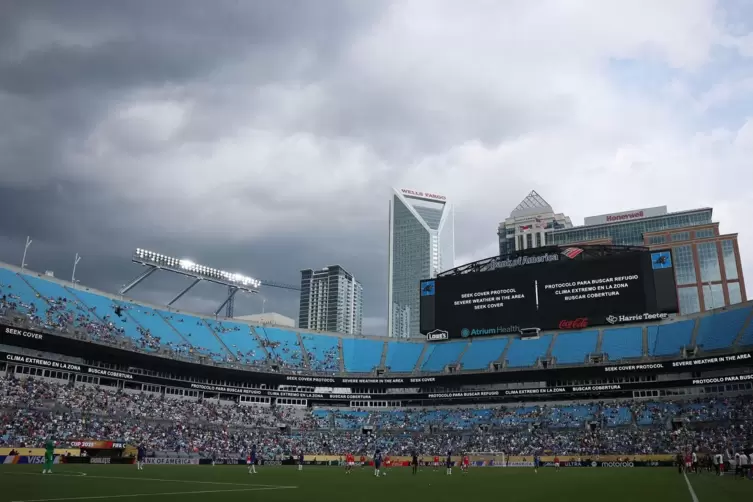 Dunkle Wolken &uuml;ber dem Fu&szlig;ballstadion in Charlotte