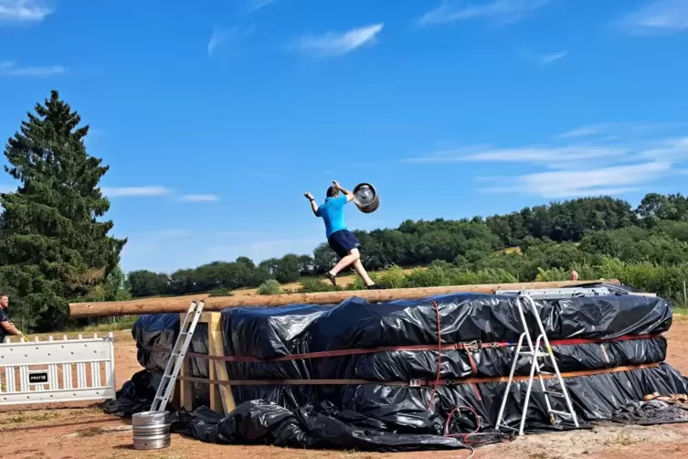 Das ist der Wettbewerbsaufbau: &Uuml;ber den Pool wird ein Holzbalken gelegt.