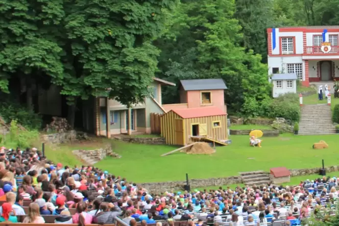 Die Naturbühne Grafinthal im Saarland bietet 1500 Besuchern Platz und hat eine 40 Meter breite Bühne.