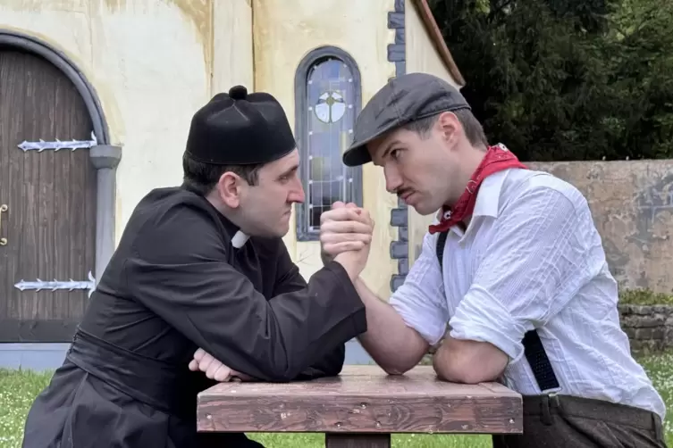 Premiere am 3. Juli: &bdquo;Don Camillo und Peppone&ldquo; mit Michael Nagel (links) und Felix Lauer. 