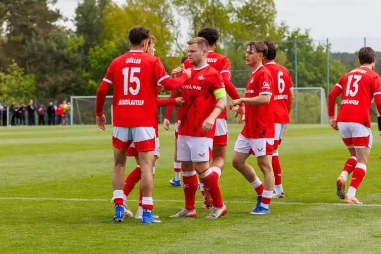 Tat dem jungen Team des FCK II in der abgelaufenen Saison als erfahrener Spieler gut: Kapitän Jean Zimmer (Zweiter von links).
