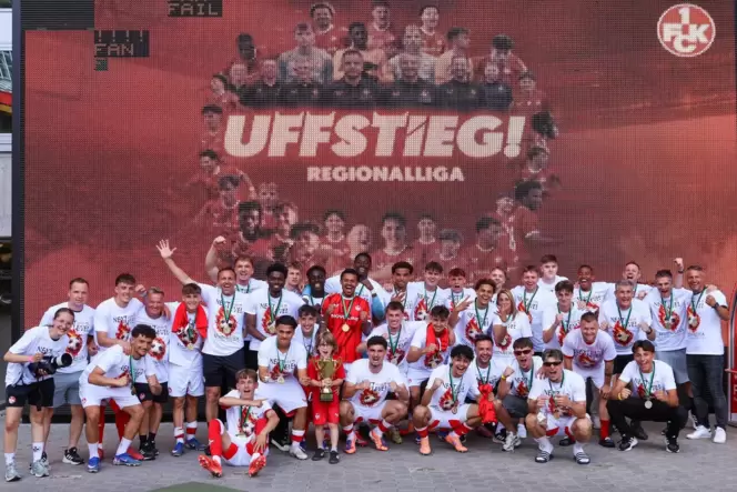 Am Ziel: Das Meisterteam des FCK II vor der Videowand im Fritz-Walter-Stadion mit dem Schriftzug »Uffstieg!«