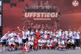 Am Ziel: Das Meisterteam des FCK II vor der Videowand im Fritz-Walter-Stadion mit dem Schriftzug »Uffstieg!«