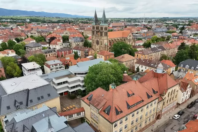 Etwas mehr als 1000 Schülerinnen besuchen aktuell die Maria-Ward-Schule in Landau (vorne im Bild).