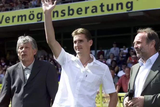 Die Präsidiumsmitglieder Gerhard Herzog (links) und Jürgen Friedrich (rechts) gratulierten Miroslav Klose für seine gute WM 2002