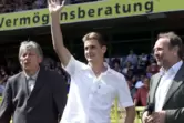 Die Präsidiumsmitglieder Gerhard Herzog (links) und Jürgen Friedrich (rechts) gratulierten Miroslav Klose für seine gute WM 2002 Die Präsidiumsmitglieder Gerhard Herzog (links) und Jürgen Friedrich (rechts) gratulierten Miroslav Klose für seine gute WM 2002