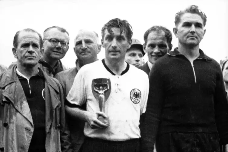 Ein Weltmeister aus der Pfalz: Fritz Walter mit dem WM-Pokal 1954. 