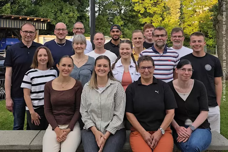 Der neue Gesamtvostand: 1. Reihe (vorne) vlrn: Lara Vetter, Jaqueline Baron, Gaby Kaiser-Stierheim, Melanie Dalinger; 2. Reihe v