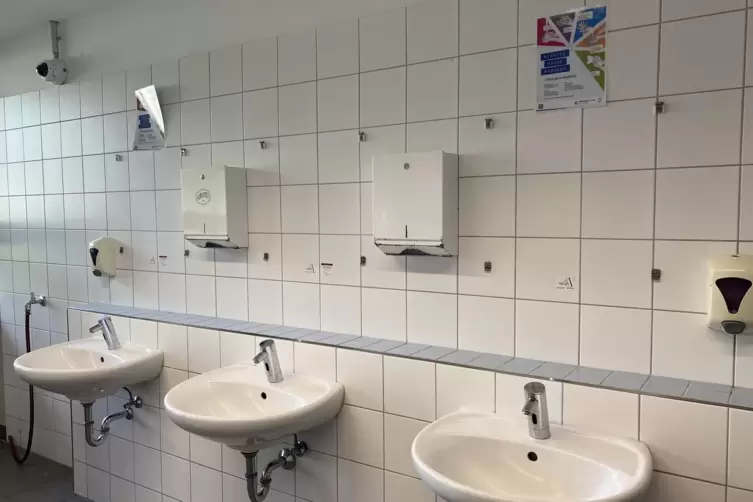 Problemzone Schulklo: Links &uuml;ber den Waschbecken h&auml;ngt die Kamera. 