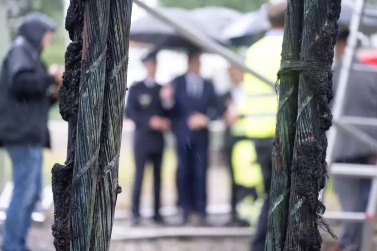 Innenminister Hagel besucht Umspannwerk nach Brand