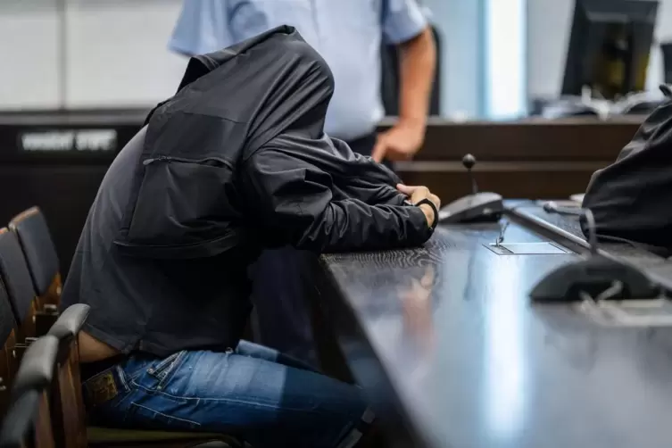 Prozessauftakt nach Fund von Leiche in Koffer