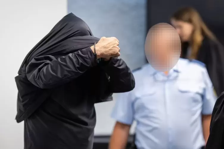 Prozessauftakt nach Fund von Leiche in Koffer