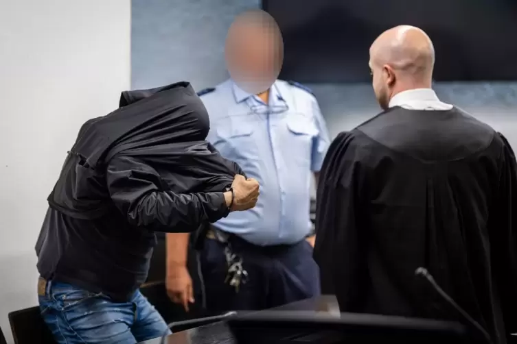 Prozessauftakt nach Fund von Leiche in Koffer