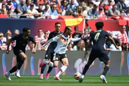 Ihren finalen Test vor der WM gewann die deutsche Mannschaft mit 2:1 gegen Gastgeber USA. Leroy Sané (Mitte) erzielte den Siegtr