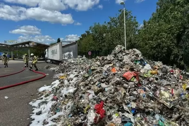 Die M&uuml;llmengen geraten auf dem Anh&auml;nger in Brand. 