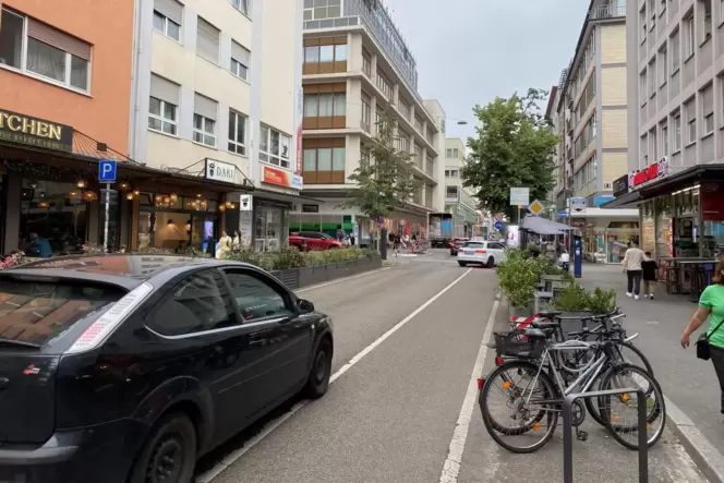 Die Fressgasse ist Teil der bei Autoposern beliebten Schleife durch die Innenstadt.