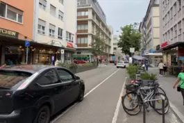 Die Fressgasse ist Teil der bei Autoposern beliebten Schleife durch die Innenstadt.