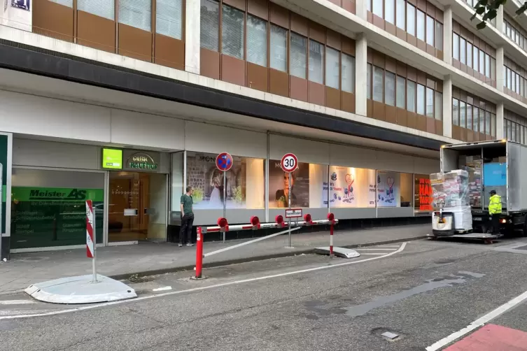 Ist schon da und wartet darauf, reaktiviert zu werden: die Schranke auf H&ouml;he der Galeria-Filiale in der Fressgasse. 