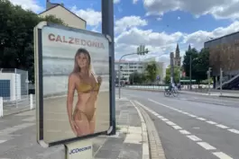 Vorm Jobcenter: Klum-Plakat in der Innenstadt. 