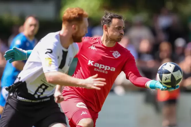 FKP-Keeper Benjamin Reitz traf an den vier Gegentreffern in Eddersheim keine Schuld. Links Nils Fischer vom Hessenliga-Zweiten,