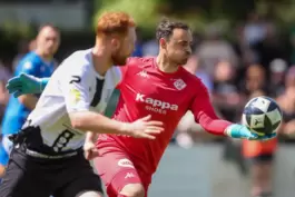FKP-Keeper Benjamin Reitz traf an den vier Gegentreffern in Eddersheim keine Schuld. Links Nils Fischer vom Hessenliga-Zweiten, 