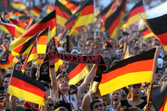 Große Public-Viewing-Veranstaltungen, wie hier in Hamburg, wird es im Donnersbergkreis während der anstehenden Fußball-WM nicht