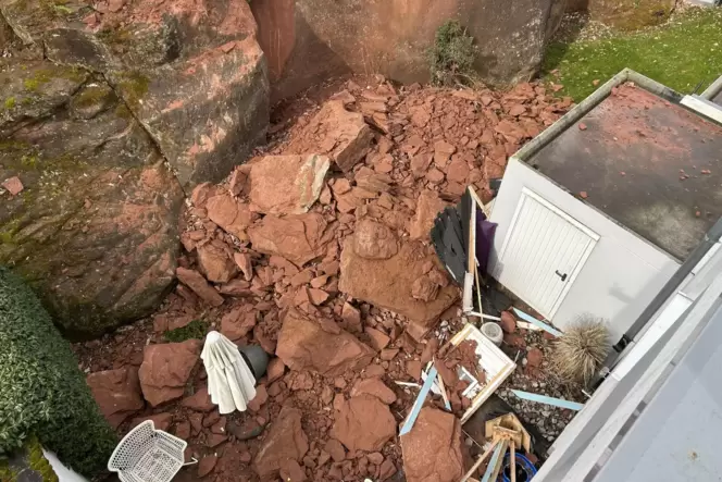 Alles verschüttet: Die Sandsteinbrocken, die im Februar von einem 15 Meter hohen Hang gebrochen waren, haben die Terrasse und de