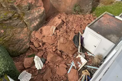 Alles verschüttet: Die Sandsteinbrocken, die im Februar von einem 15 Meter hohen Hang gebrochen waren, haben die Terrasse und de