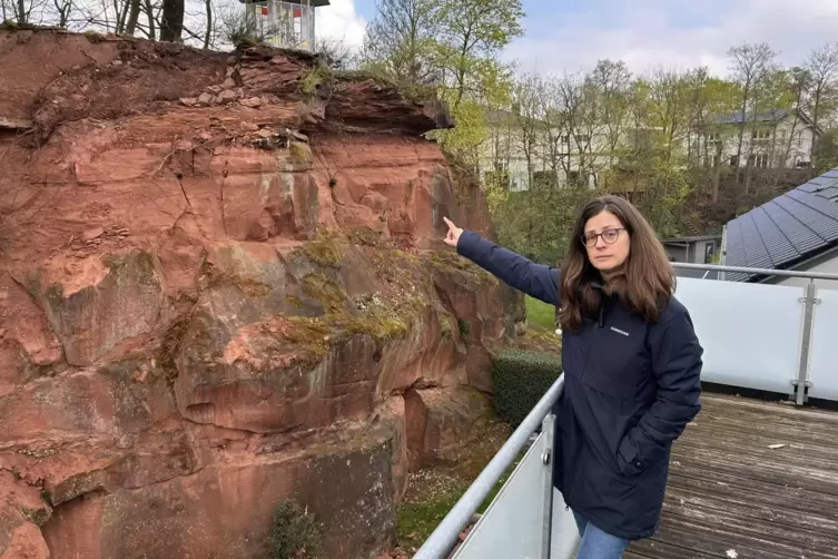 Vom Balkon in der Carola-Dauber-Stra&szlig;e aus zeigt Katrin Benary im April auf die Abbruchkante der Sandsteinwand. Rund 50 Tonnen F