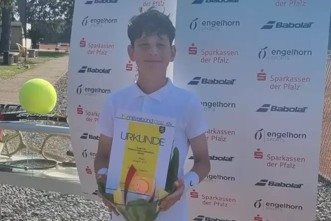 Stanislav Hafuzov mit dem Pokal der Pfalzmeisterschaften.